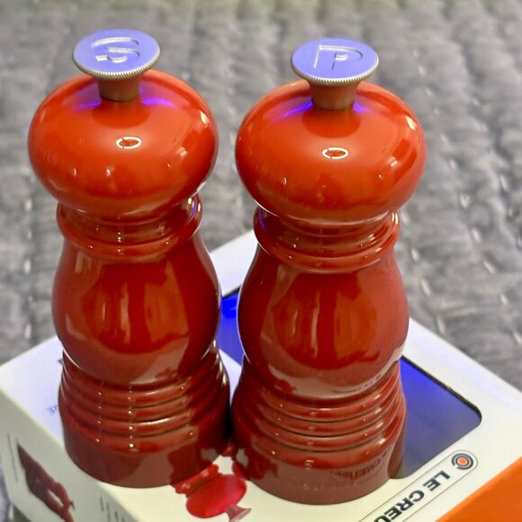 Le Creuset Cerise Red Petite Salt & Pepper Mill Set • New in Box - Picture 3 of 7